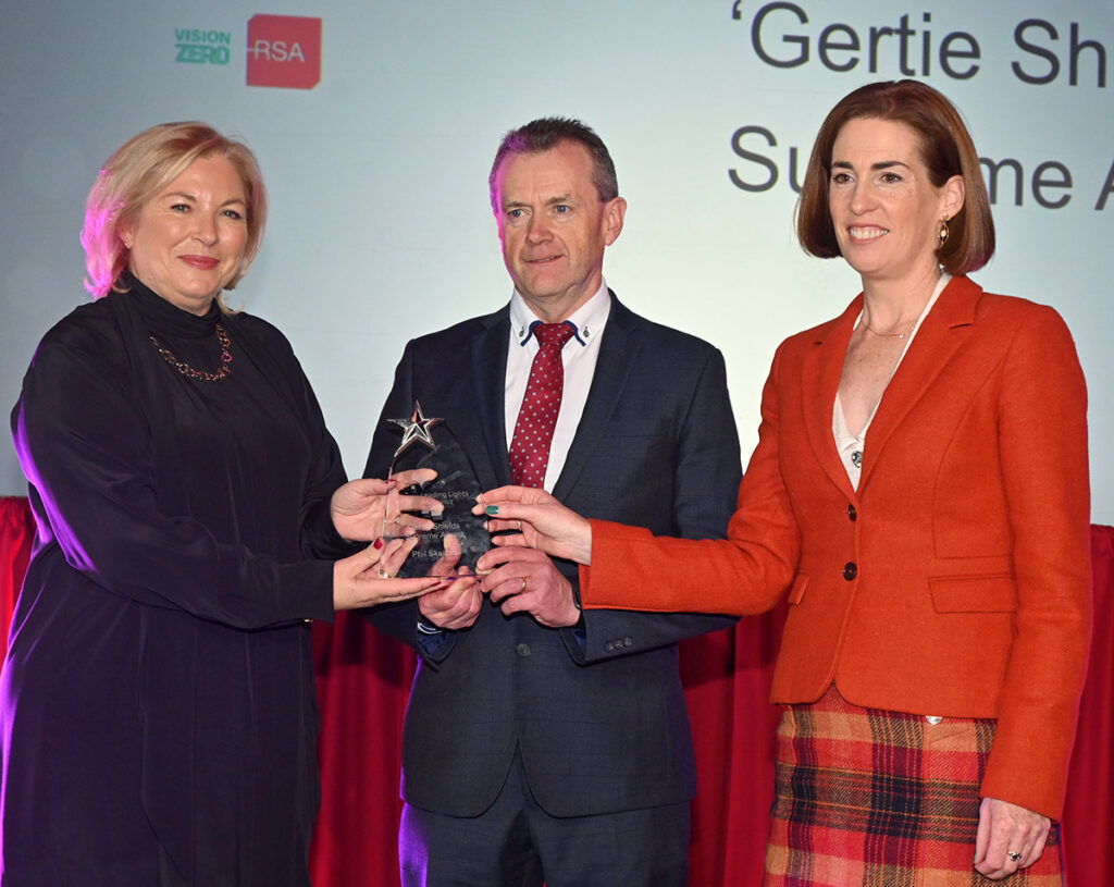 Phil Skelton being presented with the overall prize by Liz O’Donnell, RSA Chairperson and Minister of State at the Department of Transport, Hildegarde Naughton.