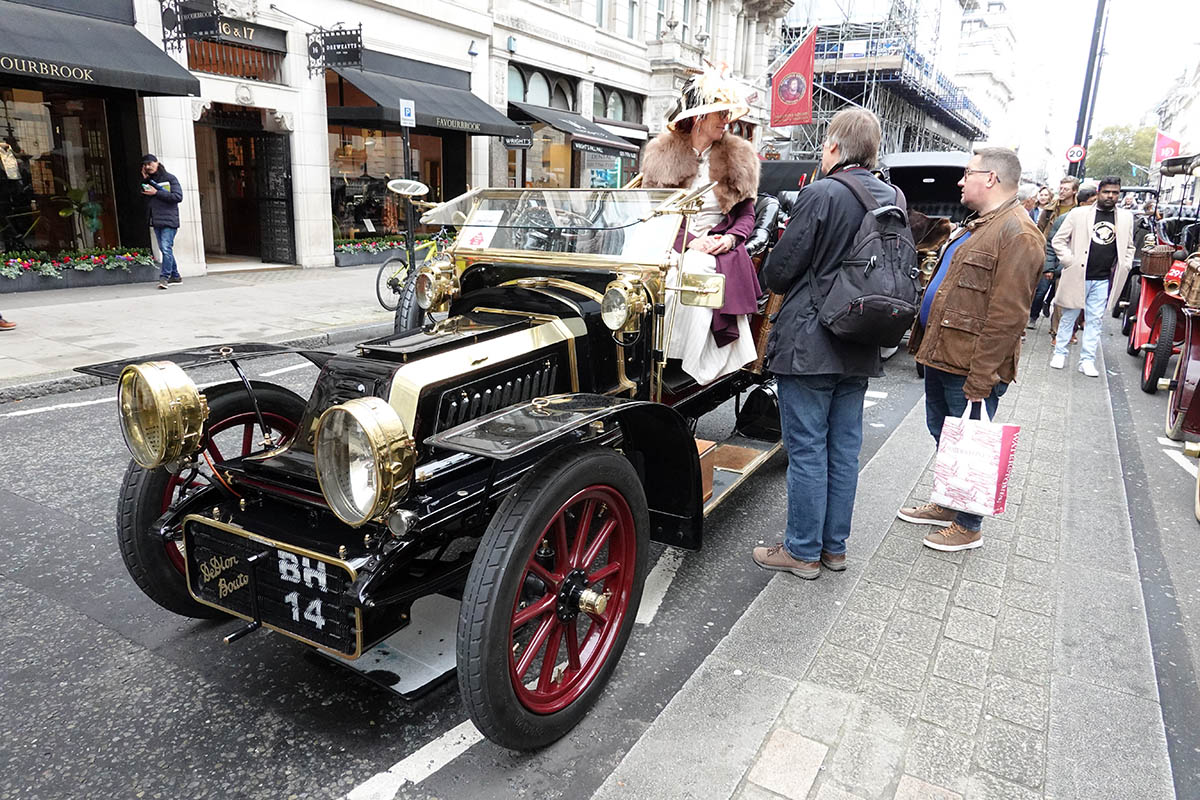 A 1902 De Dion Bouton at London Motor Week.