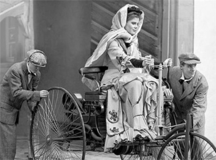 Bertha Benz sets out on her historic journey.
